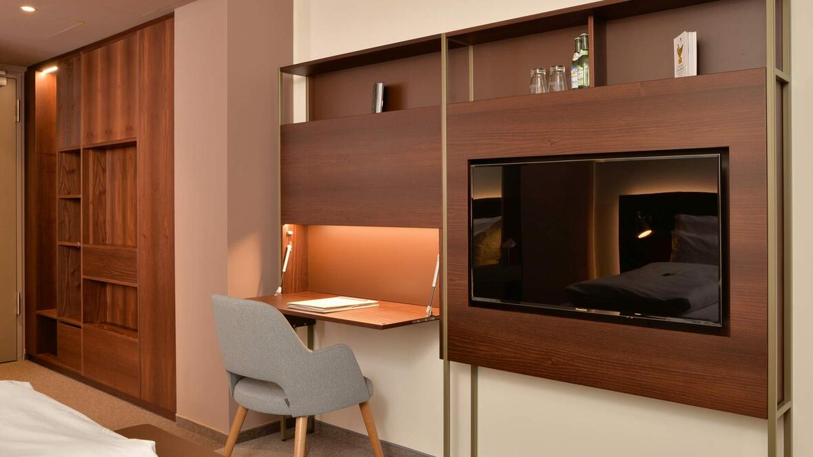 hotelzimmer-aus-dunklem-holz-schreibtisch-und-grauer-stuhl-schreinerei-pettmesser