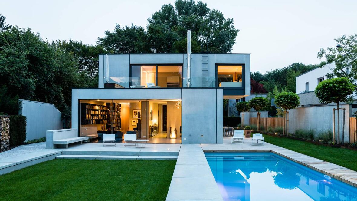 modernes-haus-mit-garten-und-pool-schreinerei-pettmesser