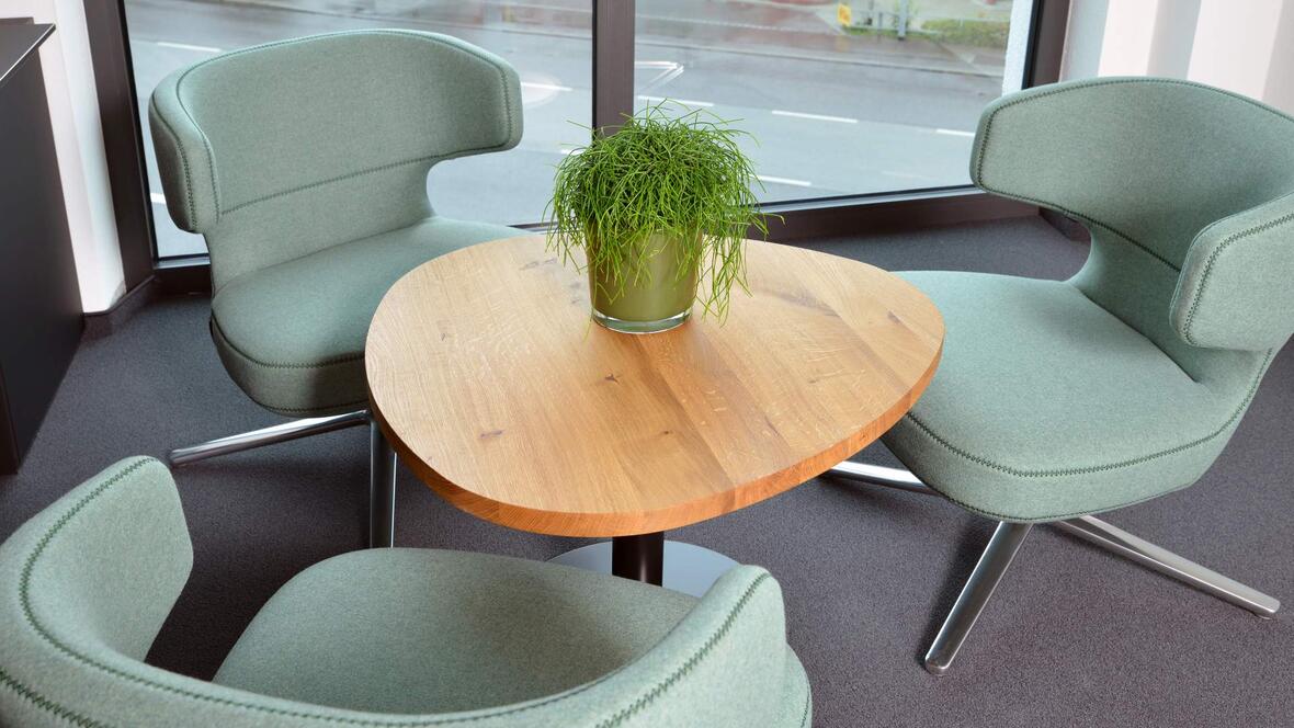 sitzecke-mit-kleinem-holztisch-und-tuerkisen-sesseln-schreinerei-pettmesser