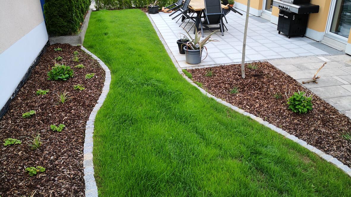 Umgestaltung eines Teilbereichs im Garten (Terrasse mit Granitplatten, Pflanzung, Rasenansaat, Hreckenpflanzung)