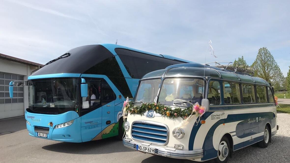 oldtimer-bus-neben-neuer-bus-mit-front-panorama-fenster