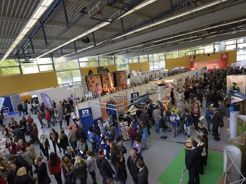 azubi-messe-in-der-halle-beim-parkbad