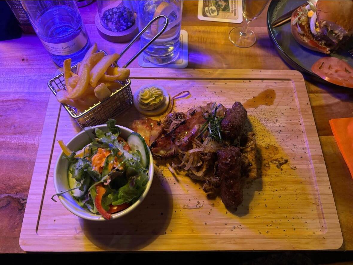 Steak, Pommes & Salat – Rennbahn Neuburg