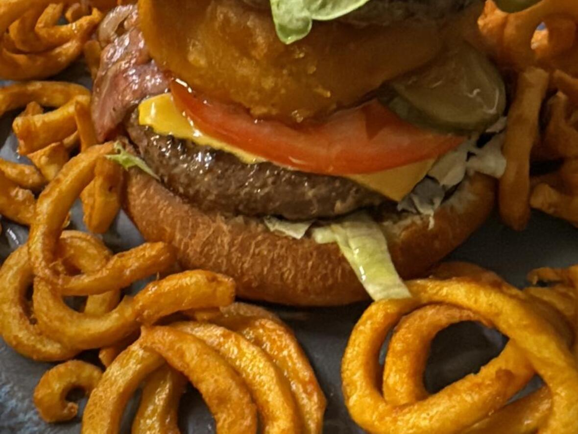 Burger mit Curly Fries im Steakhouse Neuburg