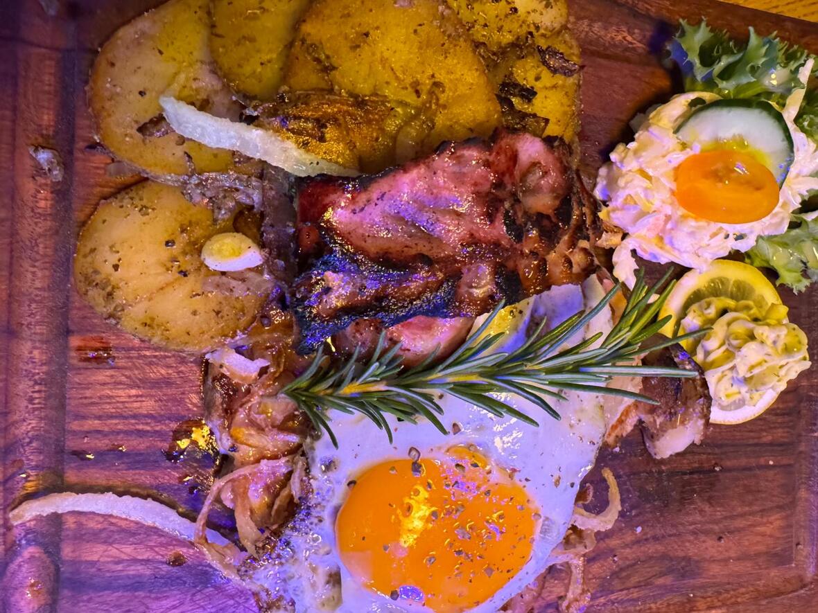 Steak mit Ei und Bratkartoffeln