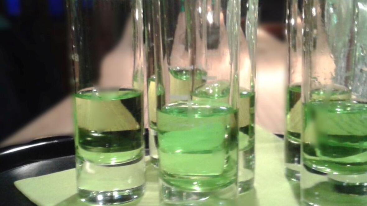 zum-anstossen-nach-dem-essen-ein-kleiner-schnapps