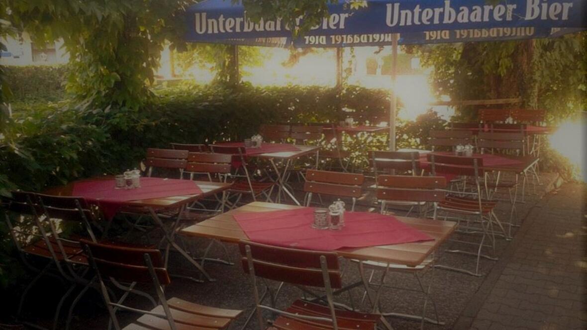 schoener-biergarten-im-schatten-unter-baeumen