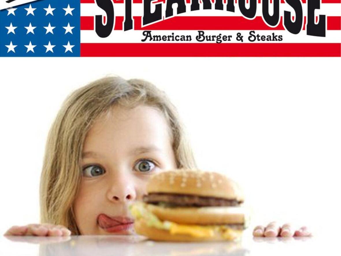 steakhouse-steakado-neuburg-werbung-kind-mit-burger-auf-tisch