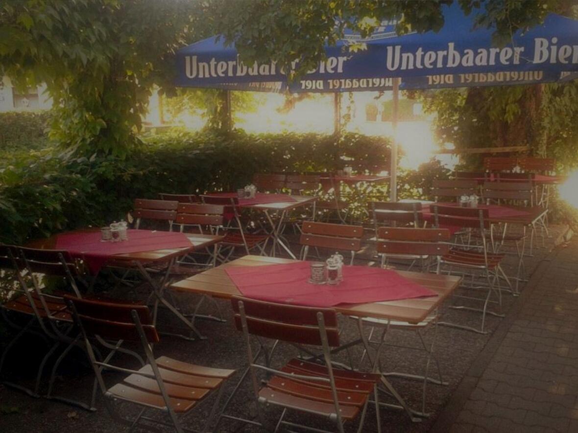 schoener-biergarten-im-schatten-unter-baeumen