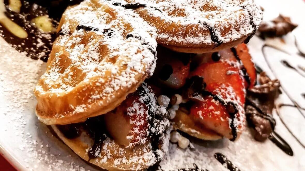 waffle-brothers-neuburg-waffel-mit-erdbeeren-und-puderzucker