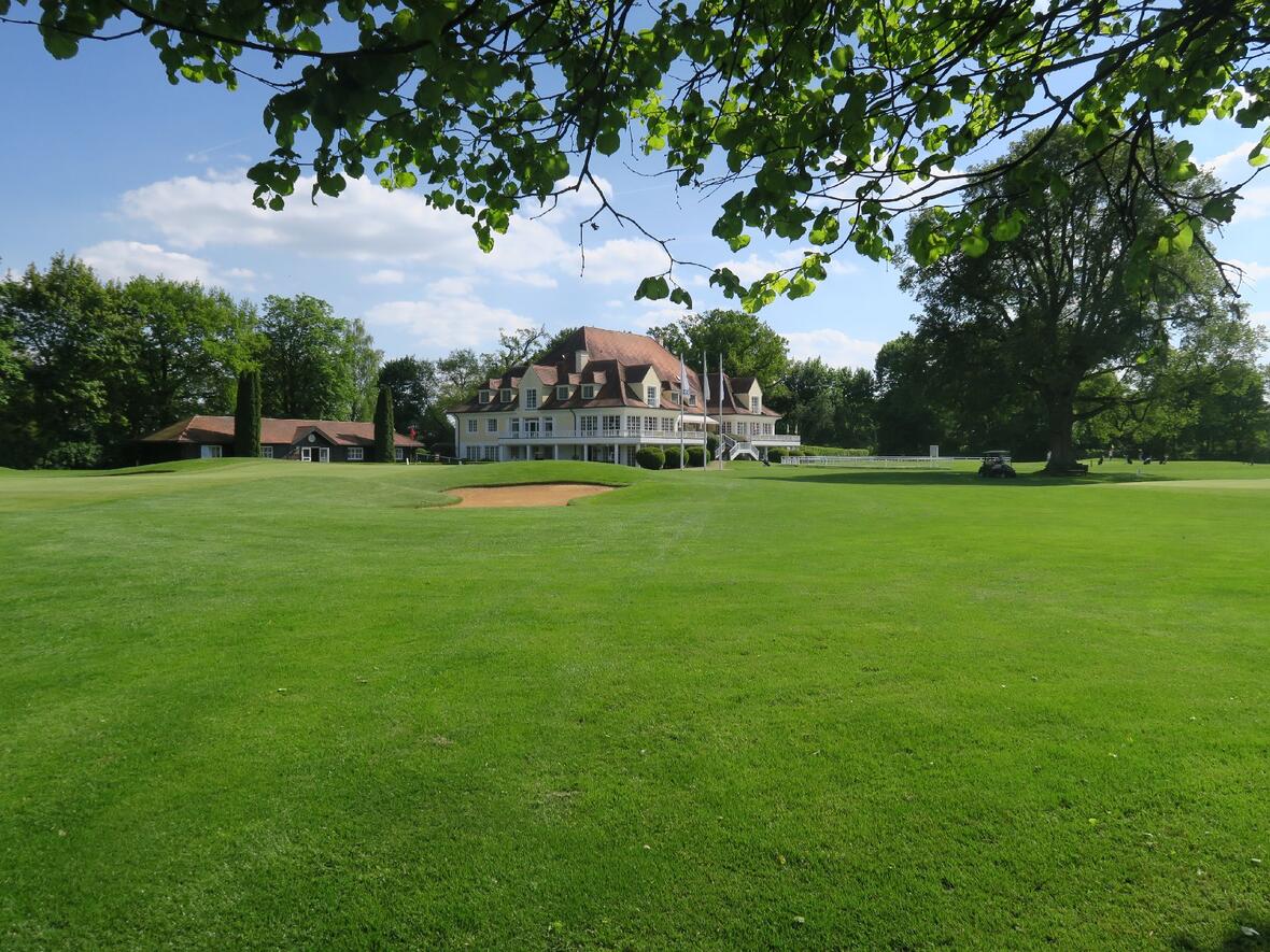 wittelsbacher-golfclub-das-anwesen-und-der-golfplatz-von-der-seite